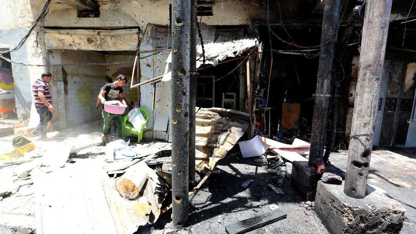 I danni causati dall'esplosione di un'autobomba nel centro di Baghdad