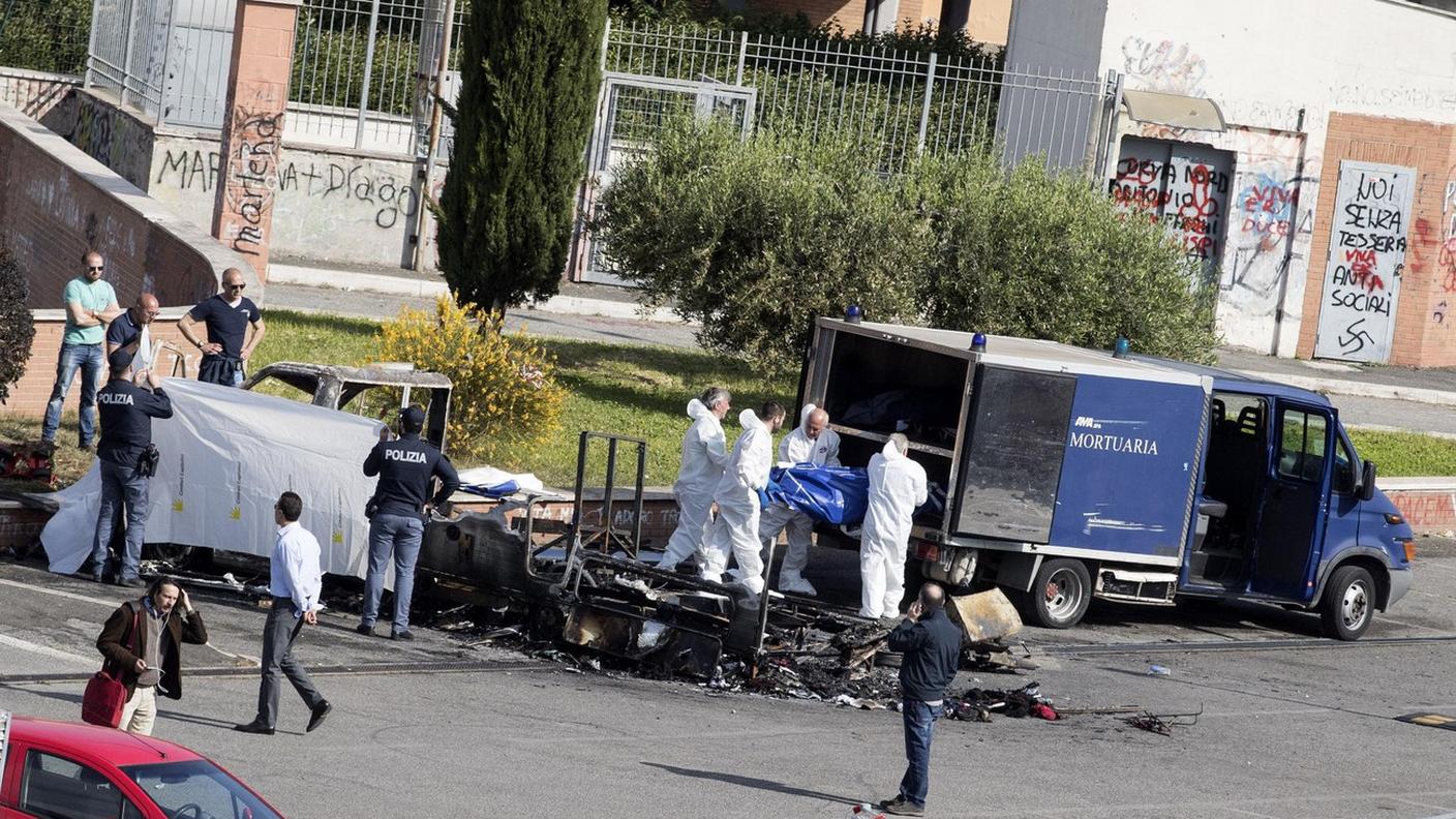 Inquirenti al lavoro sul luogo della tragedia del 10 maggio