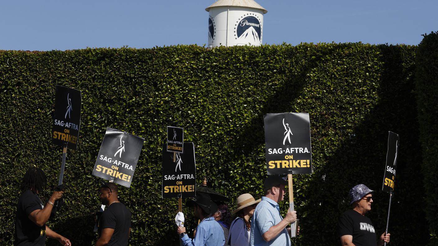 Attori protestano a Hollywood nei pressi della Paramount