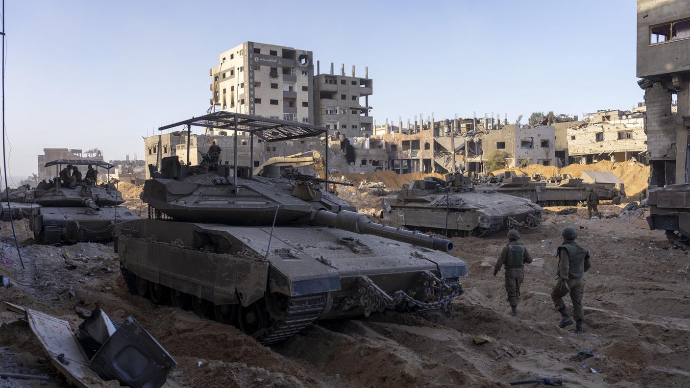 Carri armati e fanteria israeliana in un'area distrutta di Gaza