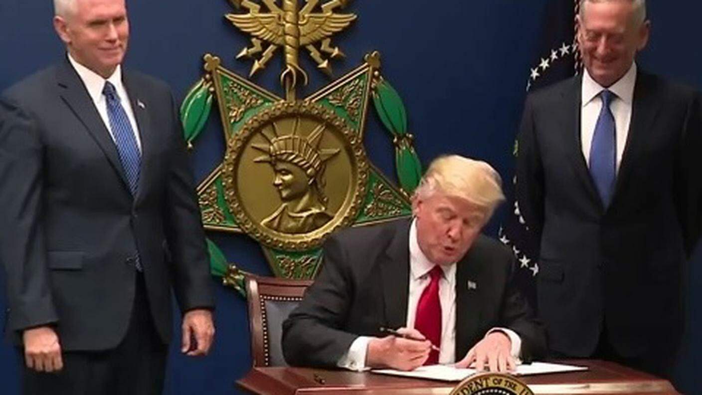 E' il 27 gennaio, Trump firma il controverso documento