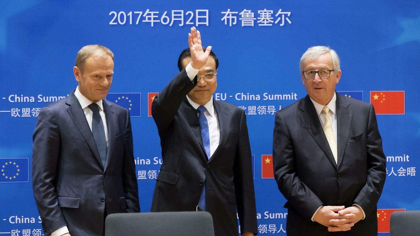 Juncker, a destra, all'avvio del vertice UE-Cina