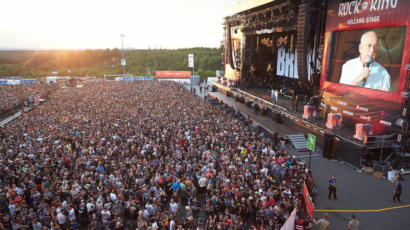 Marek Lieberberg, organizzatore di "Rock am Ring", mentre annuncia l'interruzione dell'evento musicale
