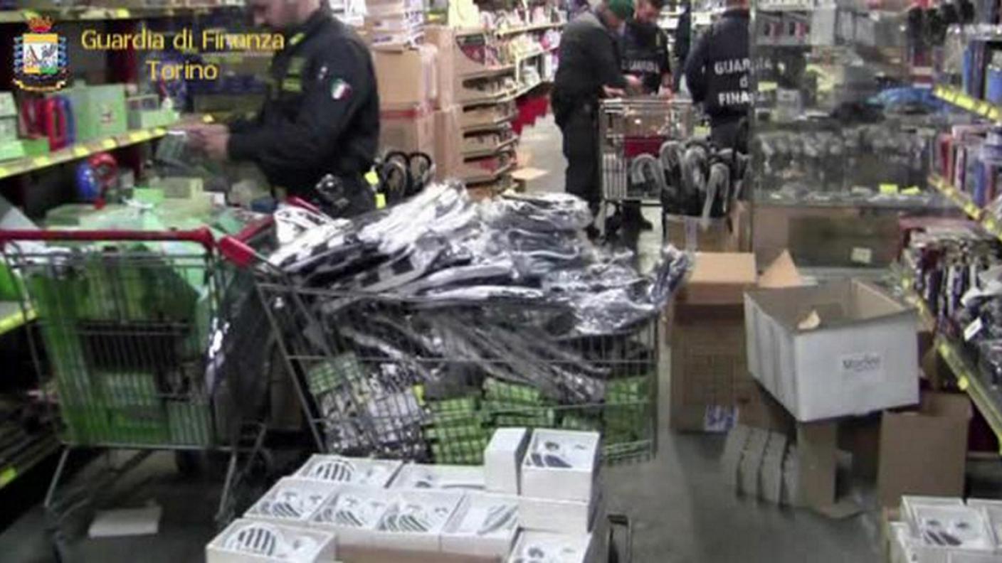 I tanti gadget contraffatti sequestrati dalla Guardia di Finanza di Torino