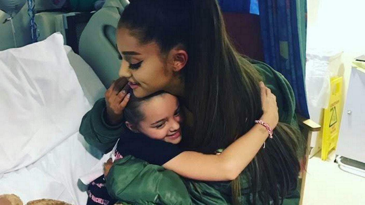 Ariana Grande abbraccia la piccola Lily, vittima dell'attentato del 22 maggio