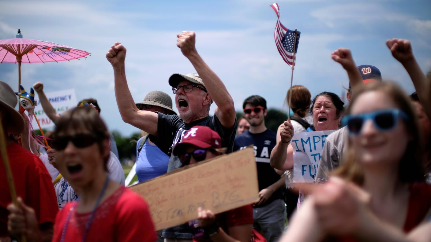 Migliaia di persone hanno manifestato in tutta l'America contro Donald Trump