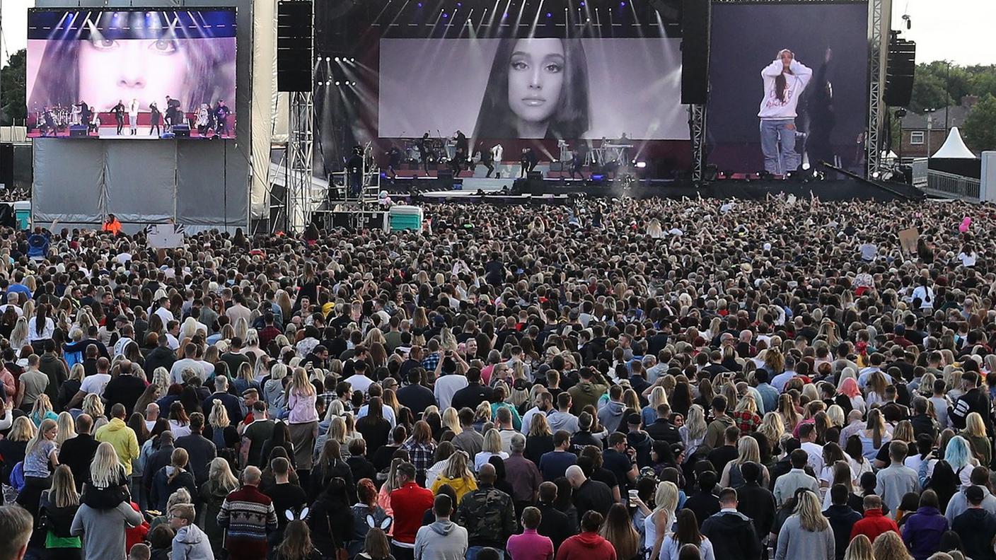 Un momento del concerto di Ariana Grande a Manchester domenica sera