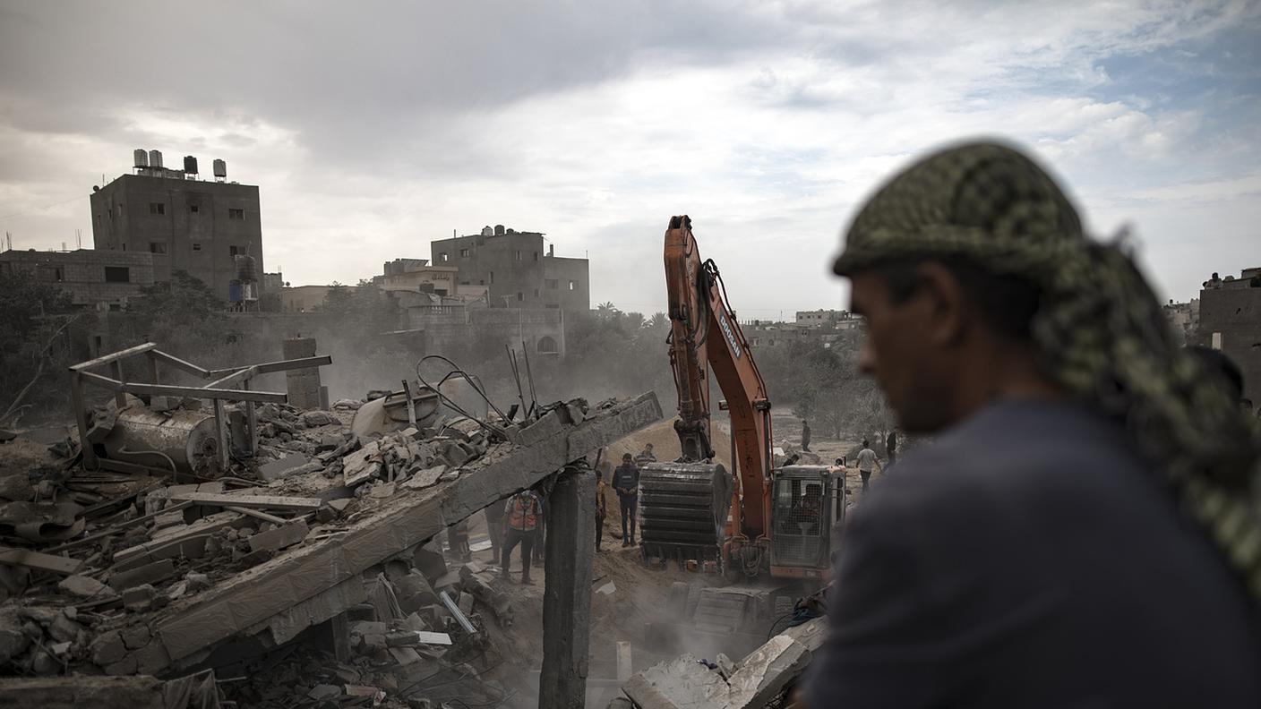 La ricerca di sopravvissuti dopo il crollo di un edificio residenziale nella Striscia di Gaza