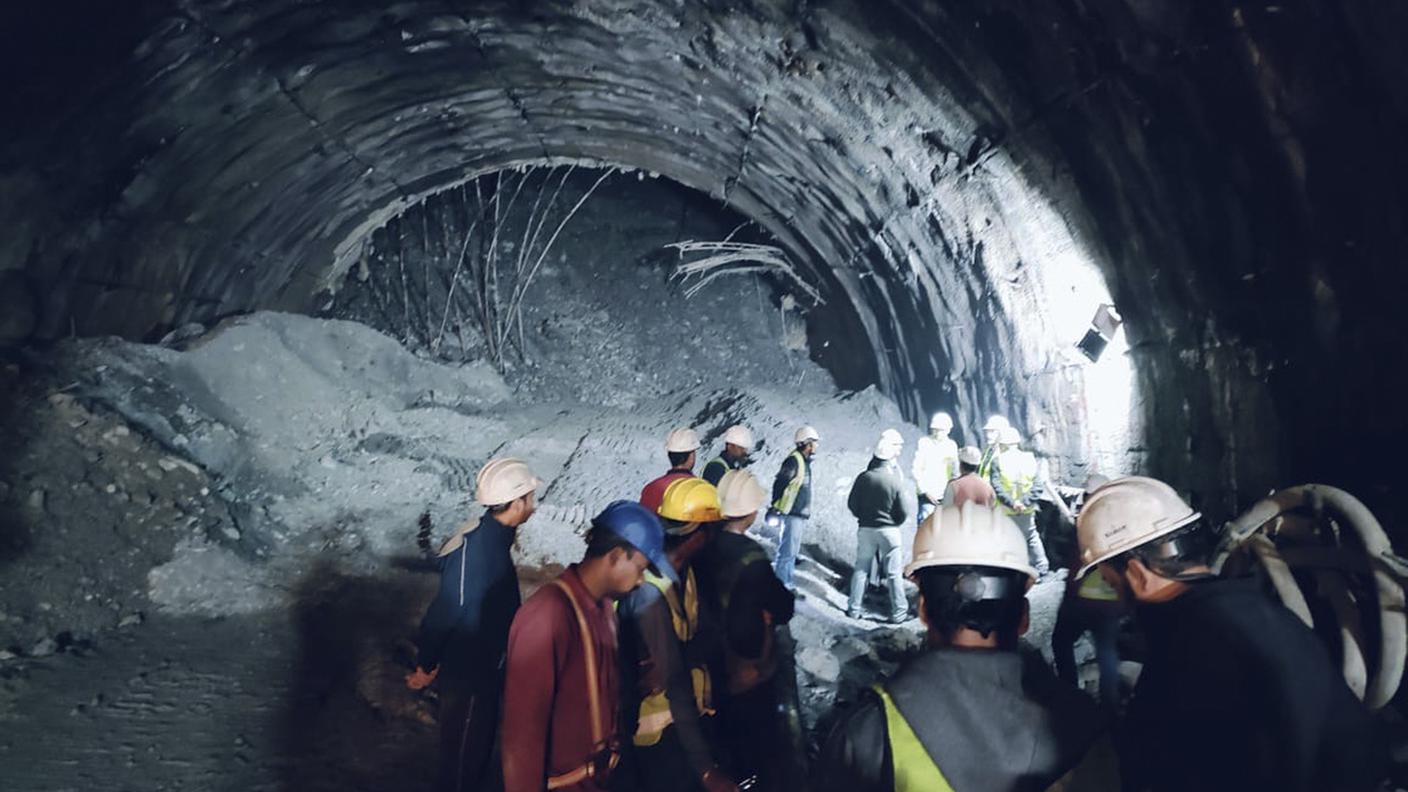 Crollo di una galleria in costruzione in India