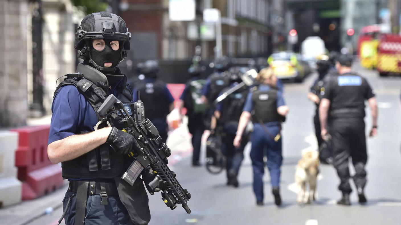 Agenti di sicurezza dislocati nella zona del London Bridge