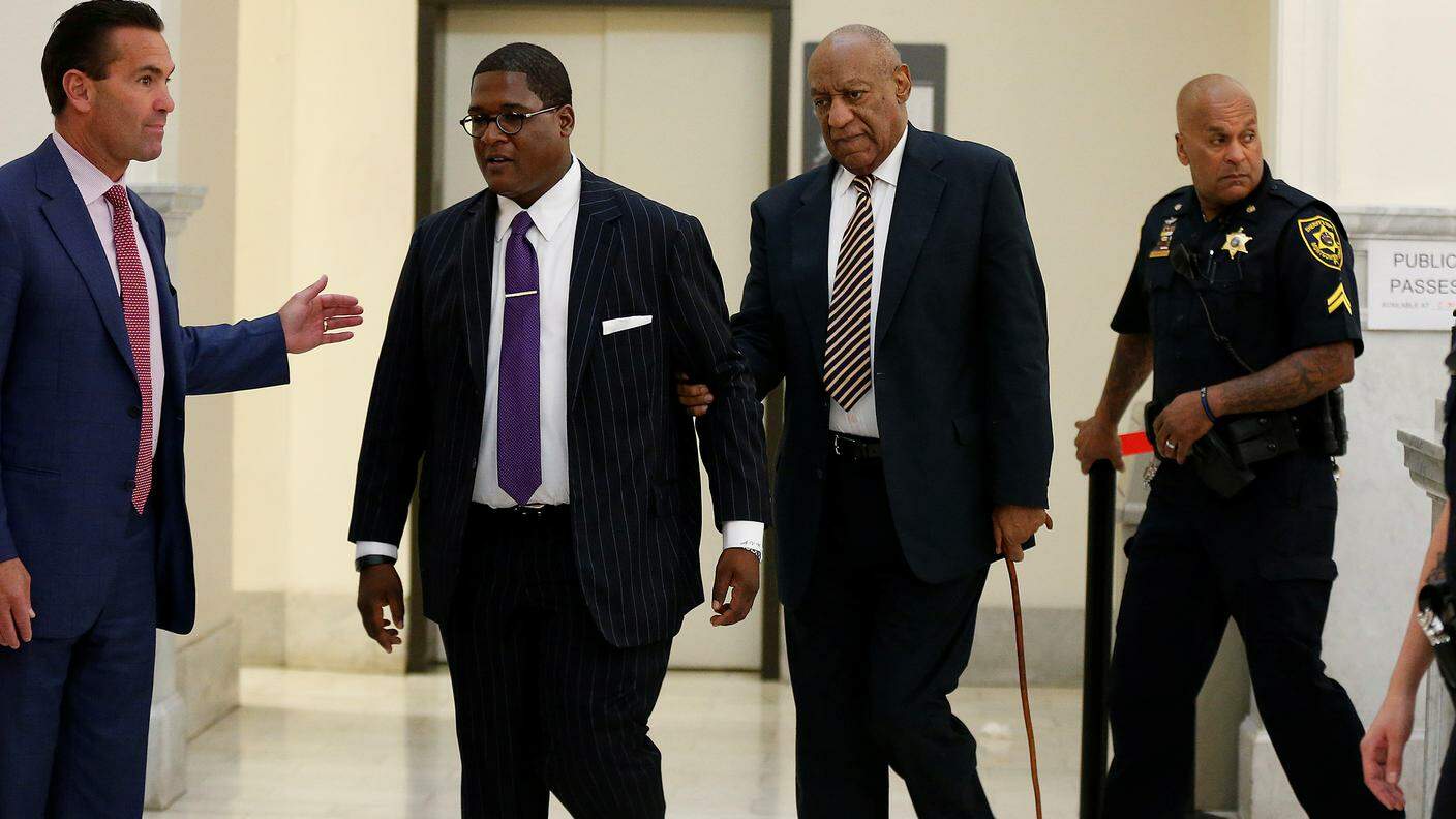 Cosby (il terzo da sinistra) e il suo avvocato mentre si recano all’udienza