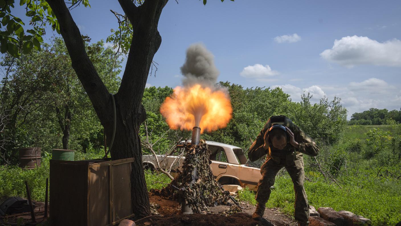 Un soldato ucraino apre il fuoco con un mortaio contro occupanti russi