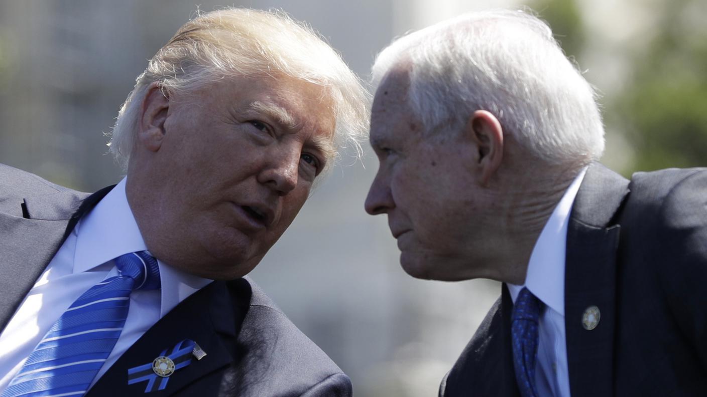 Il presidente USA Donald Trump e il ministro della Giustizia Jeff Sessions