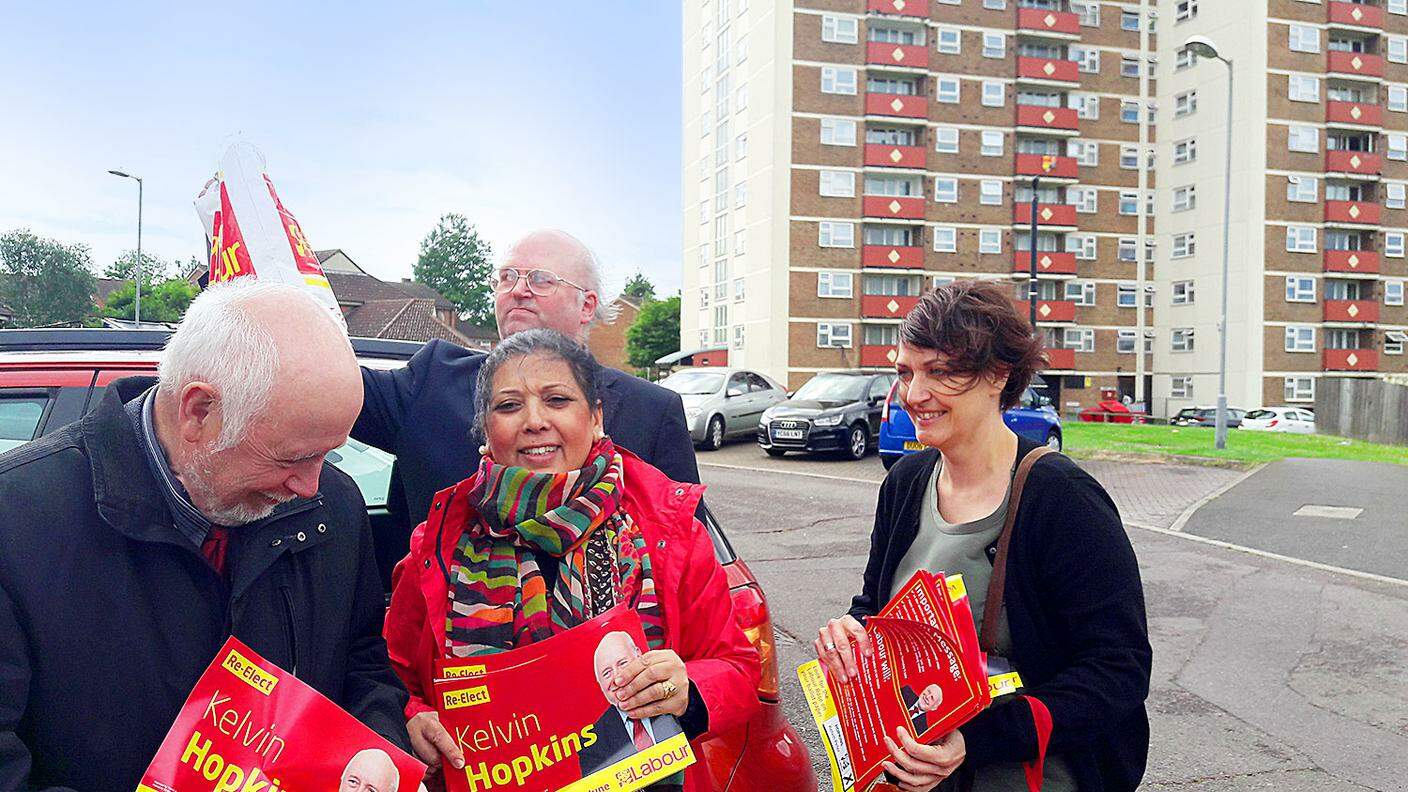 Il parlamentare laburista Kelvin Hopkins e il suo staff durante la campagna elettorale a Luton