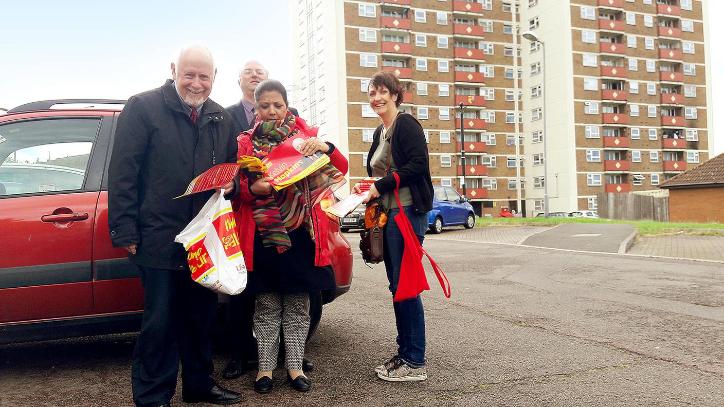 Il parlamentare laburista Kelvin Hopkins e il suo staff durante la campagna elettorale a Luton