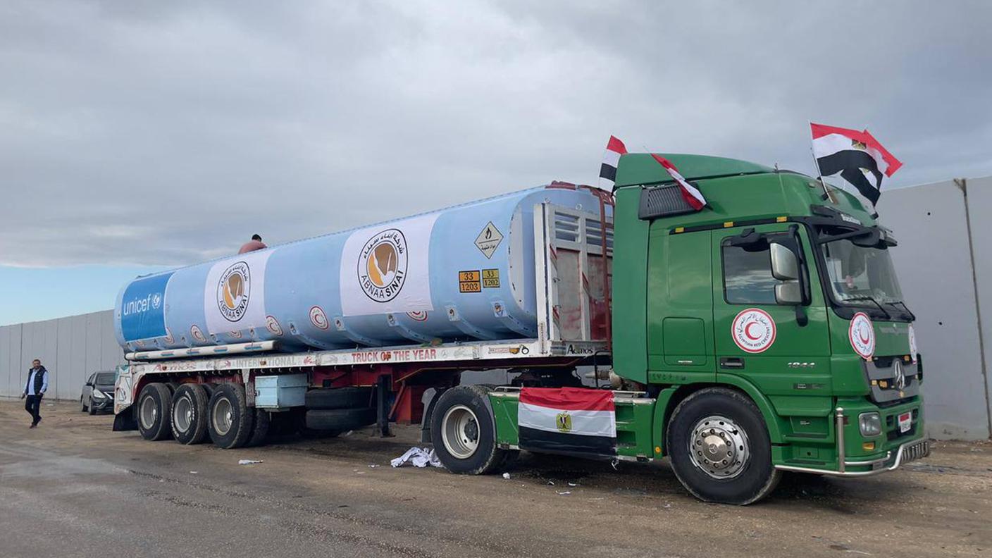 Un'autocisterna carica di carburante si dirige verso Gaza