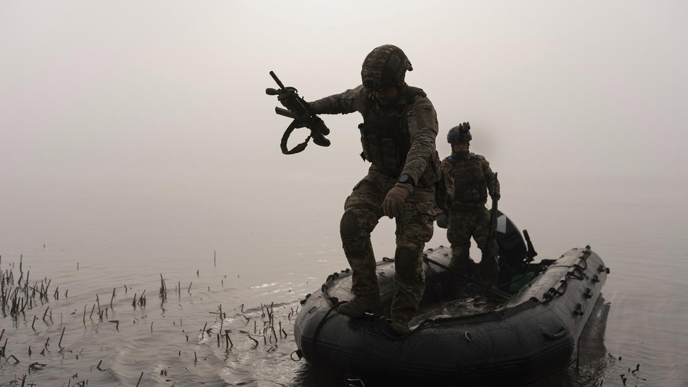 Soldati ucraini arrivano sulla sponda del fiume Dnipro occupata da tempo dall'esercito russo KEY.jpg