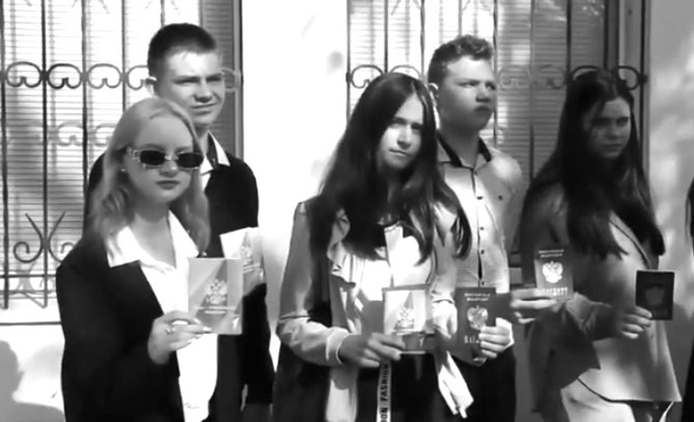FOTO 3 - Un gruppo di giovani con il passaporto russo appena ricevuto a Donetsk - foto del ministero dell'interno russo.jpg