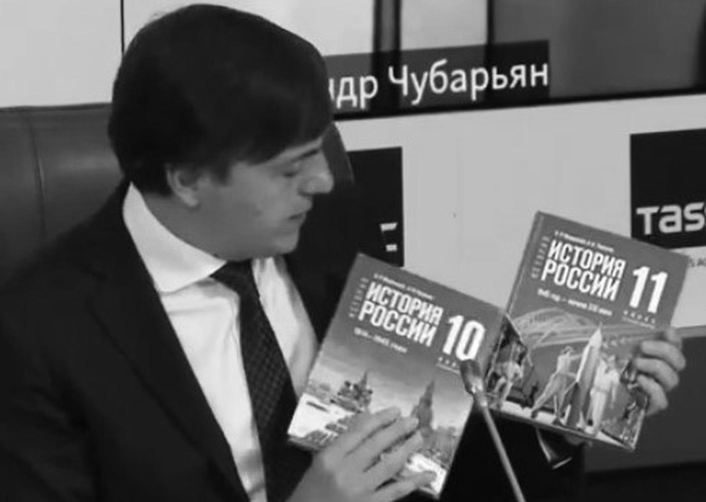FOTO 13 Il ministro dell'istruzione russo Sergey Kravtsov presenta i nuovi libri di testo delle scuole, adottati anche nei territori occupati - dal sito del governo russo.jpg