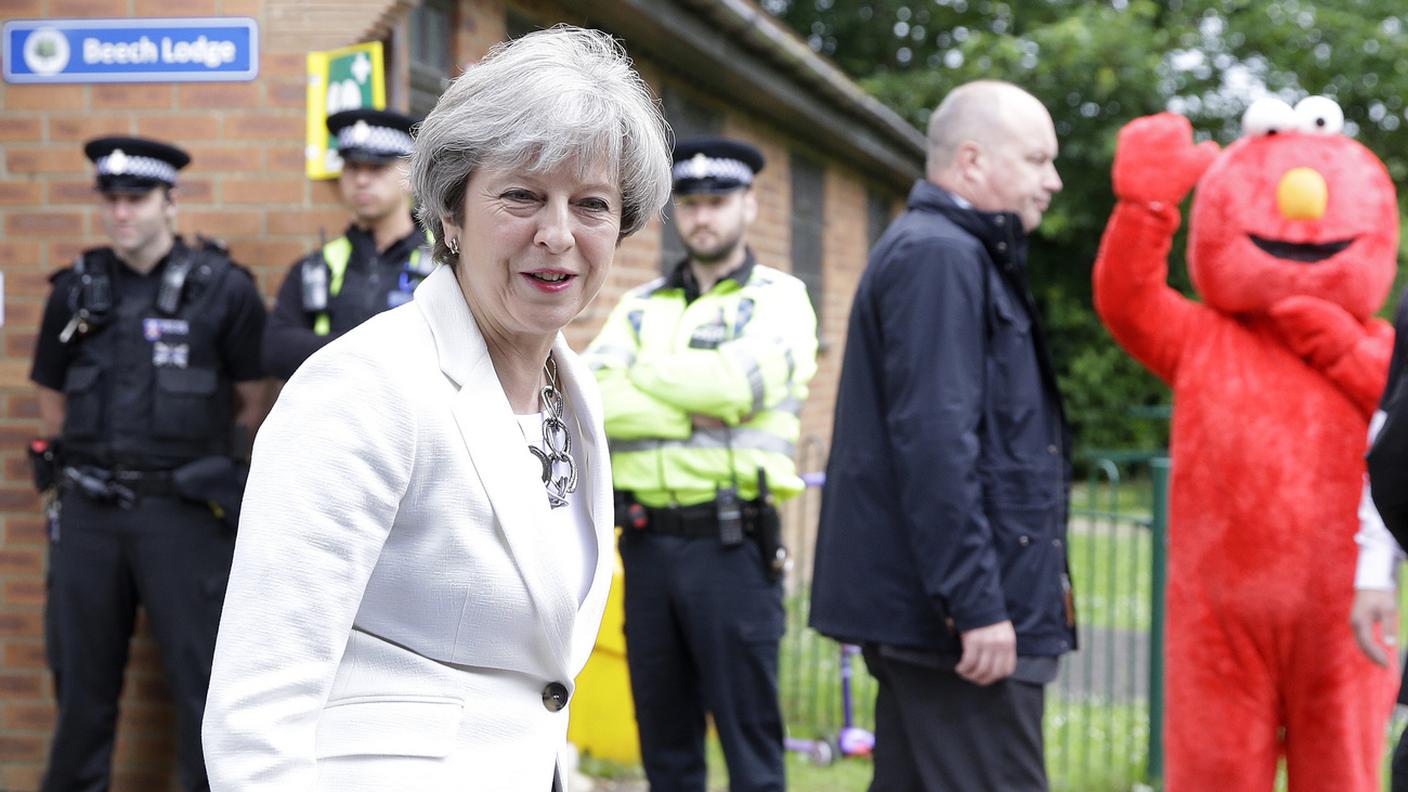 Theresa May oggi ai seggi