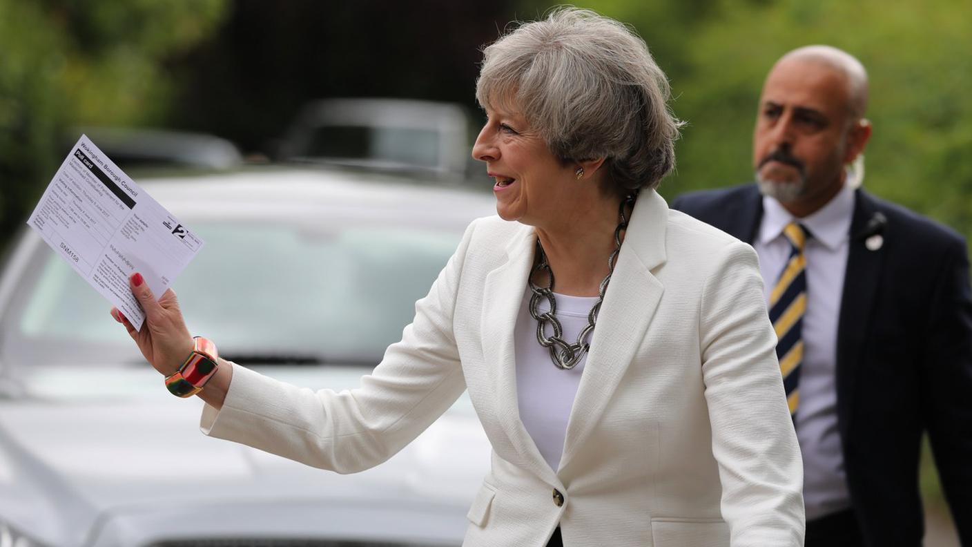 Theresa May in un'immagine scattata al momento del voto