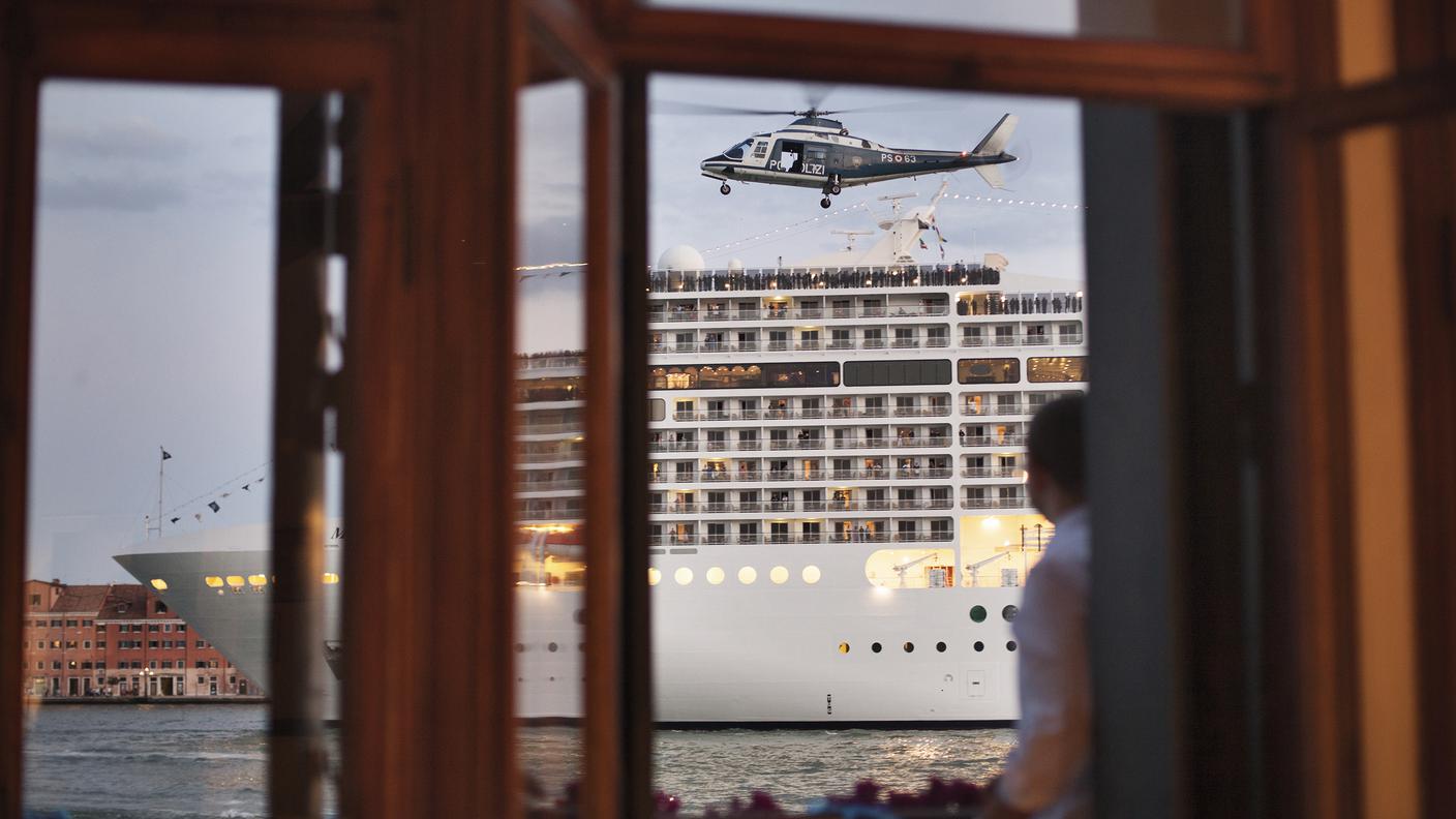 La MSC Musica vista dal balcone di una casa della Fondamenta delle Zattere