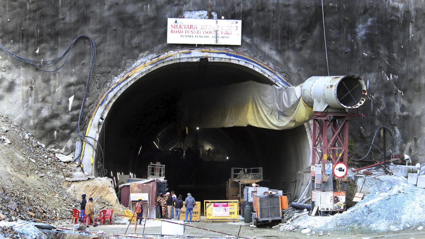 Crollo all'interno di una galleria in costruzione nell'India settentrionale
