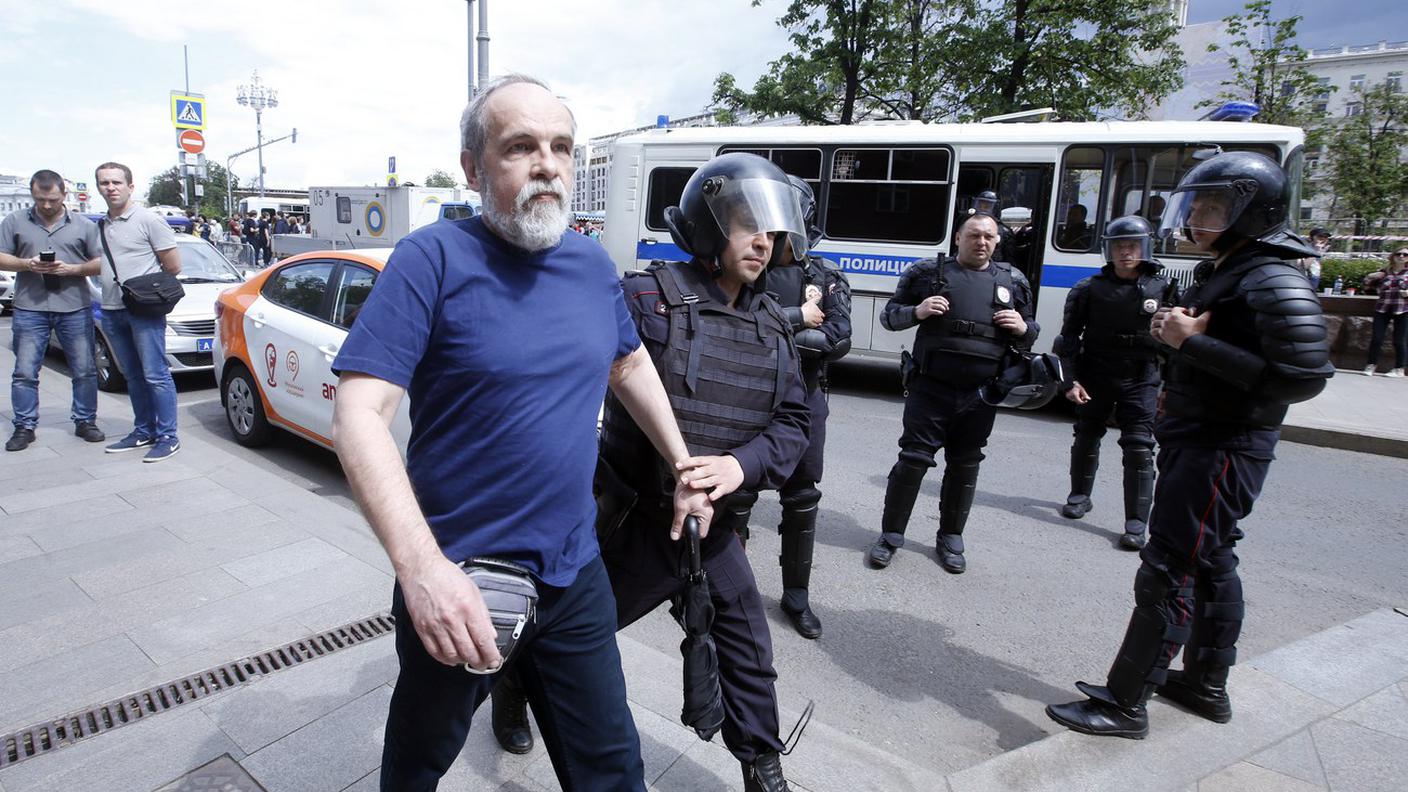 Un manifestante al momento dell'arresto