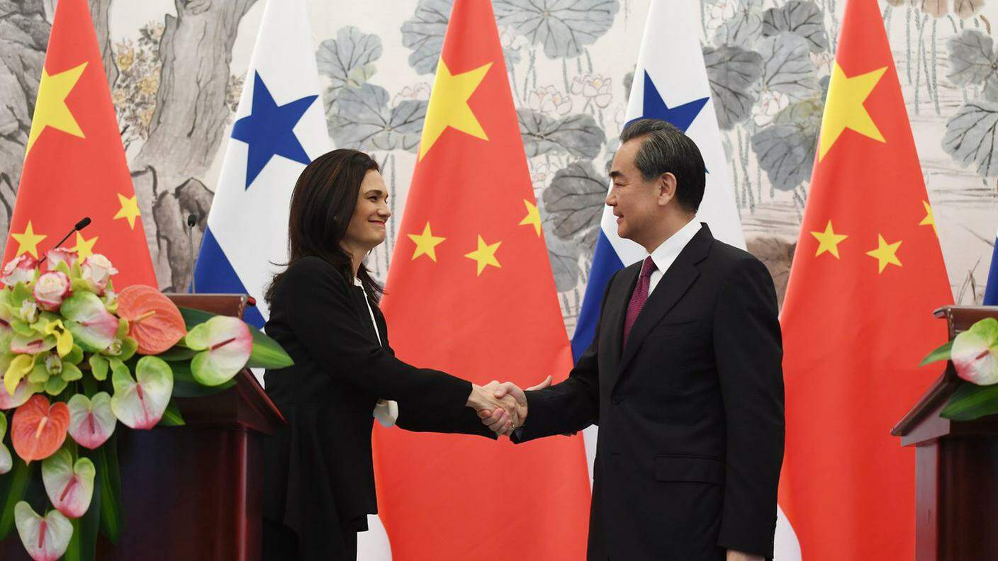 Isabel Saint Malo, vice presidente panamense, stringe la mano al ministro degli esteri cinese Wang Yi