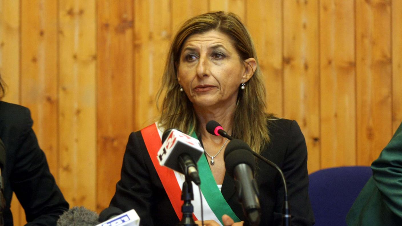 Giusi Nicolini ritratta nelle terribili giornate successive al naufragio del 3 ottobre 2013