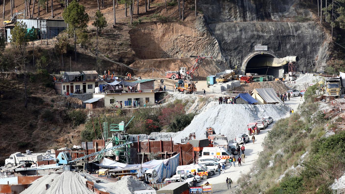 Operai intrappolati in un tunnel in India