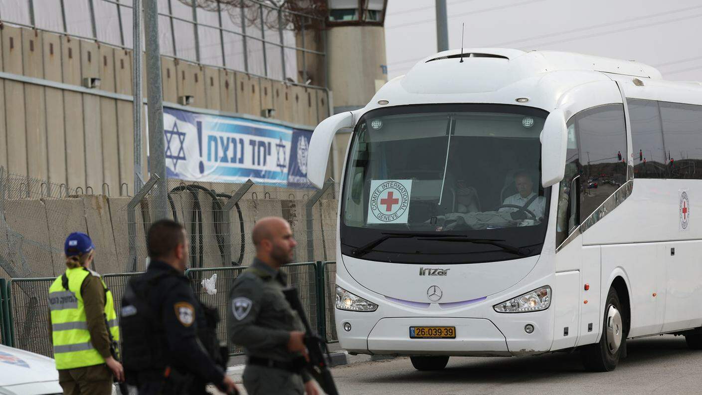 Un bus della Croce Rossa in attesa del rilascio di detenuti palestinesi