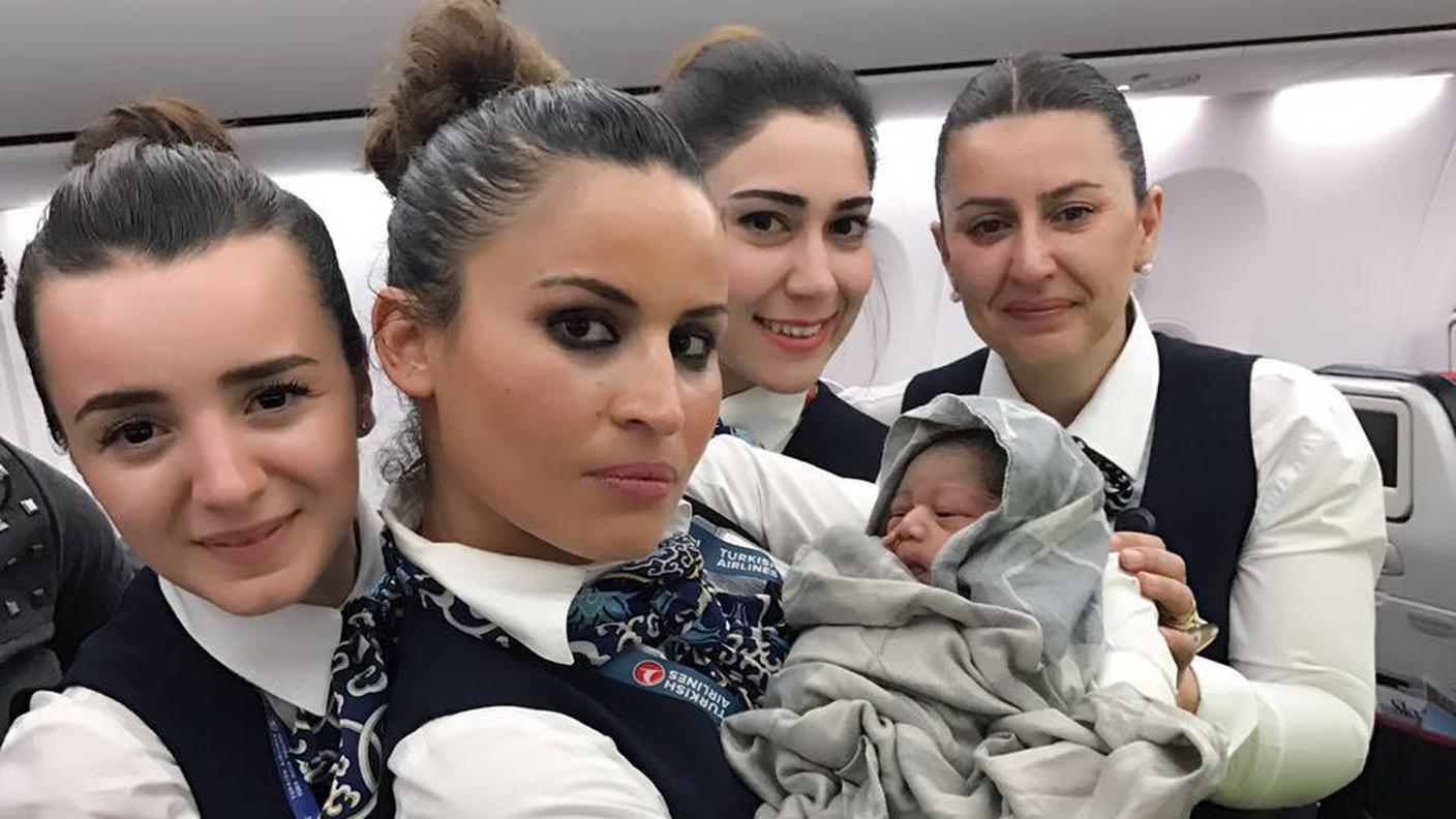 I parti in volo non sono una rarità (Turkish Airlines, 9 aprile 2017)