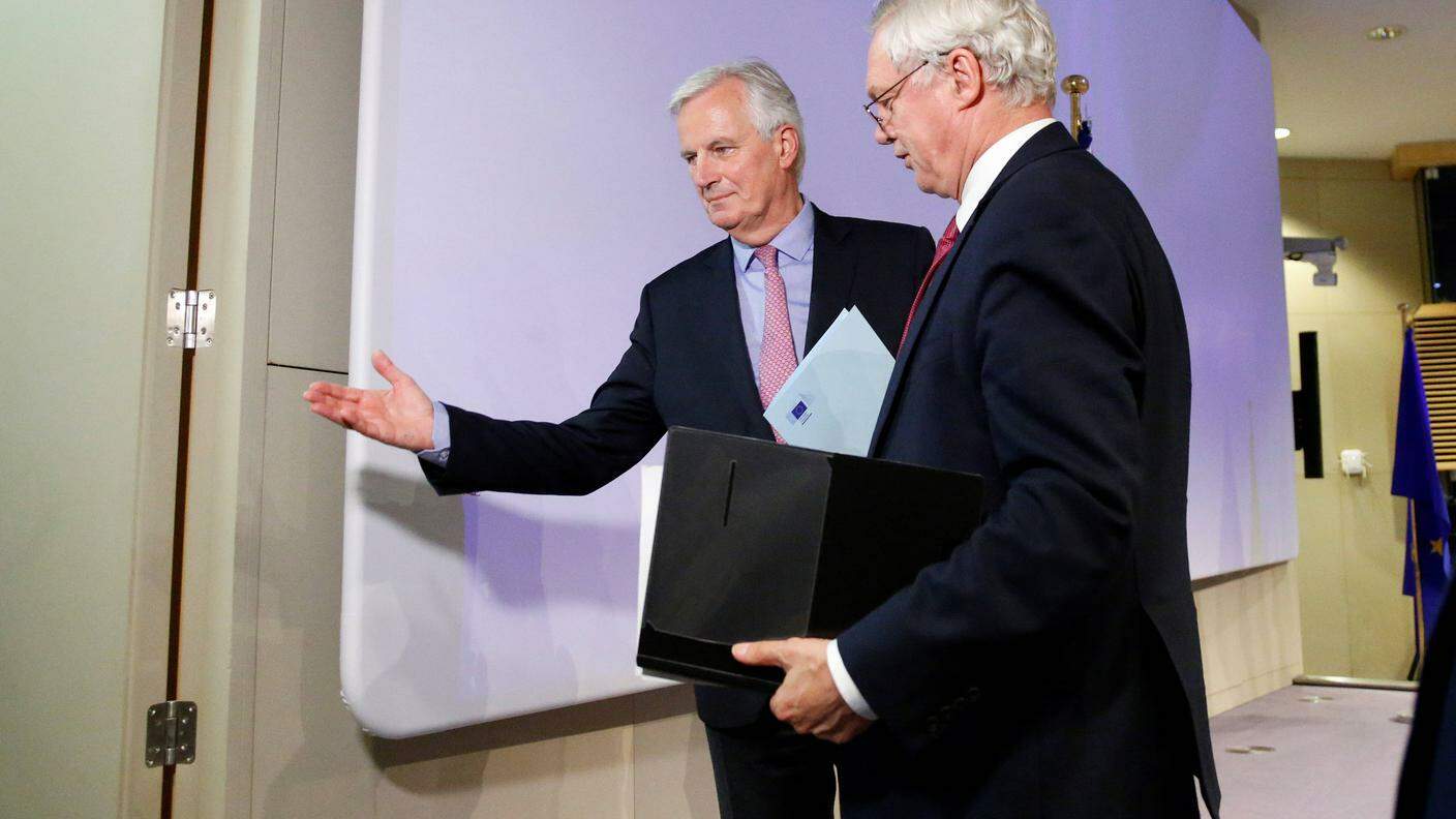 Barnier per l'UE mostra la strada al britannico Davis dopo i primi colloqui sulla Brexit
