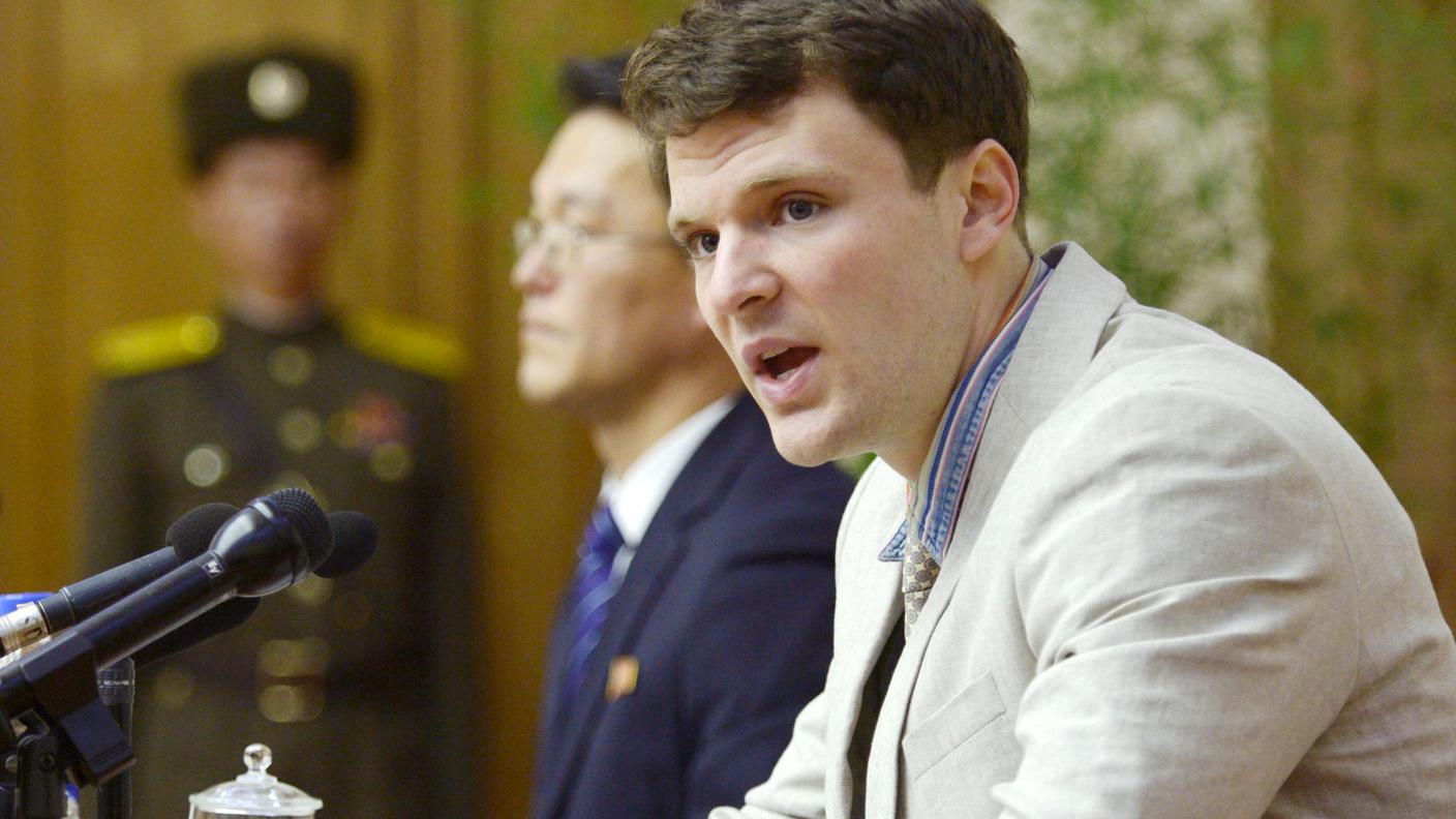 Otto Warmbier durante il suo processo a Pyongyang. Era in coma da molto tempo