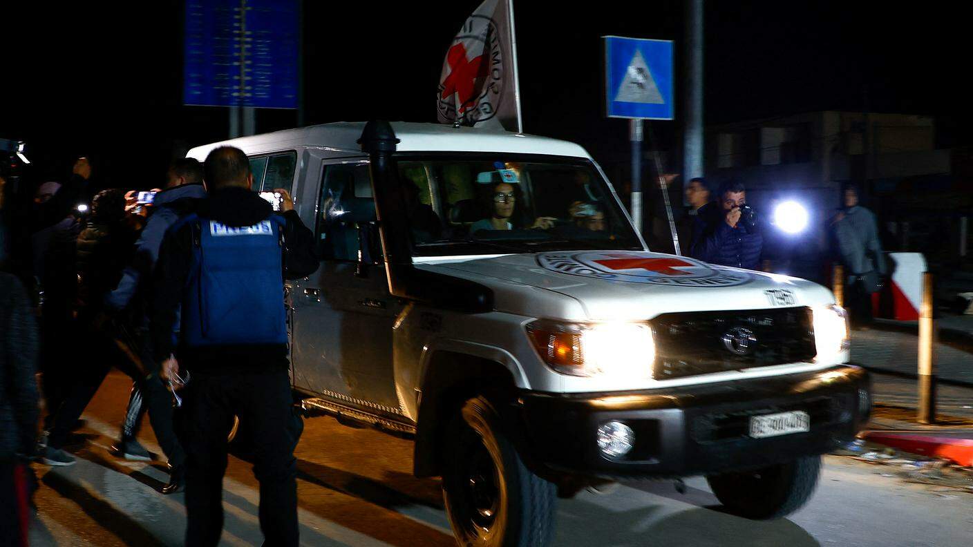 Gli ostaggi consegnati alla Croce Rossa Internazionale.JPG