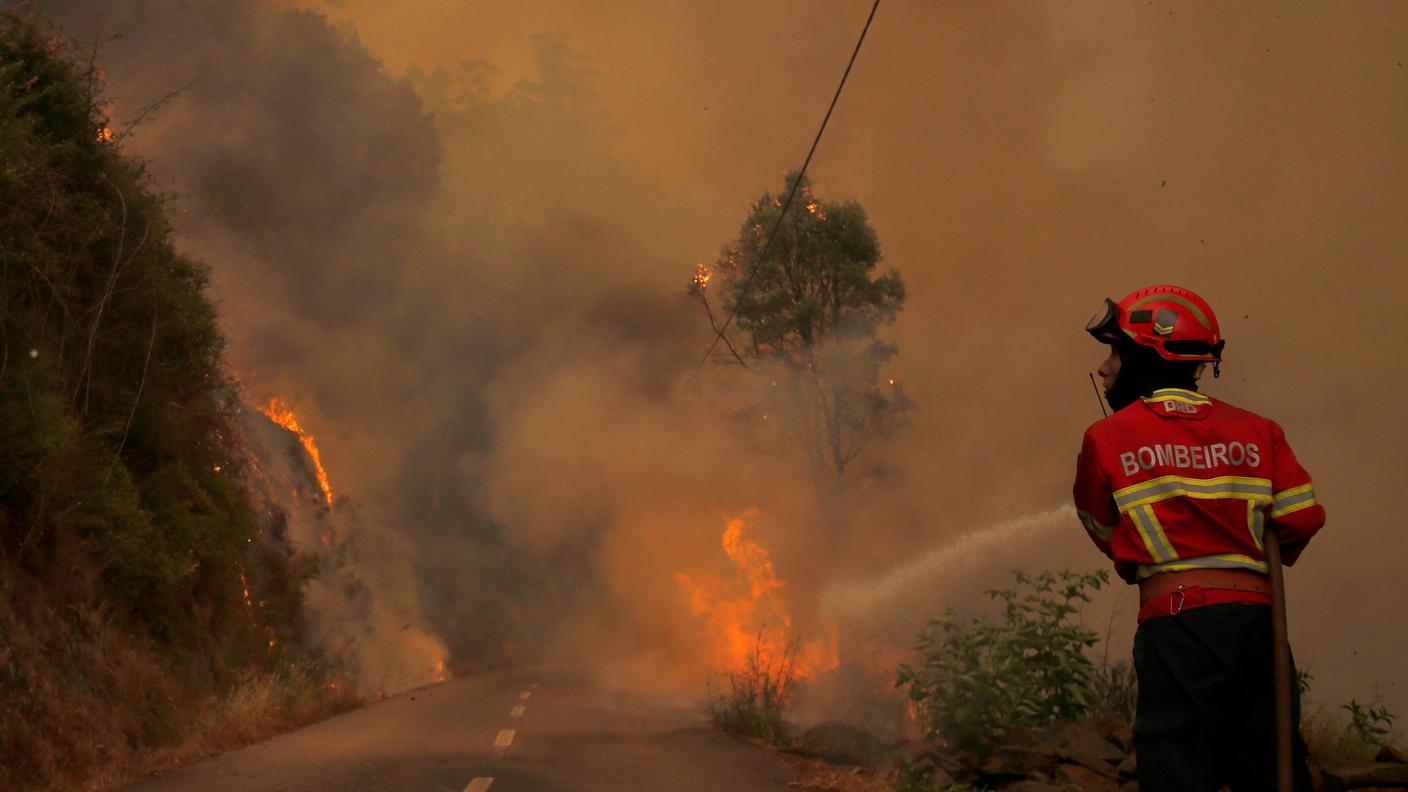 Il nuovo incendio in Portogallo brucia un'ampia zona boschiva nei pressi di Gois