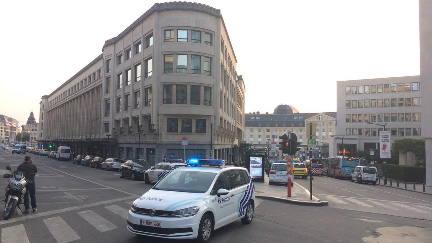 La polizia belga blocca le strade del quartiere di stazione centrale e Grand-Place