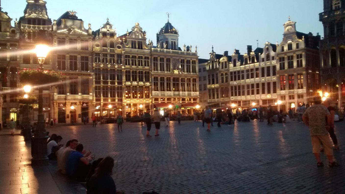 La Grand-Place alle 22.20, oltre un'ora dopo il presunto attentato in stazione