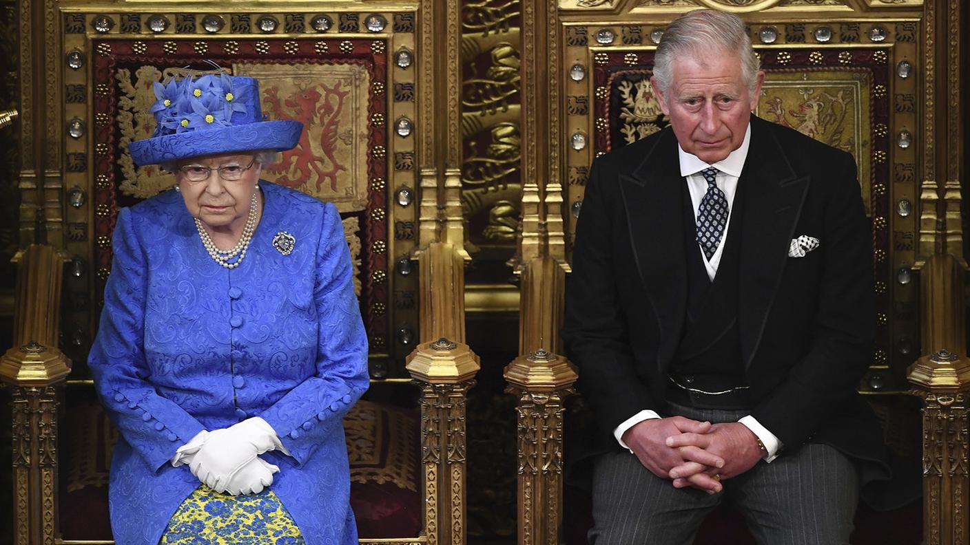 Elizabetta II e il principe Carlo seduti nella House of Lords 
