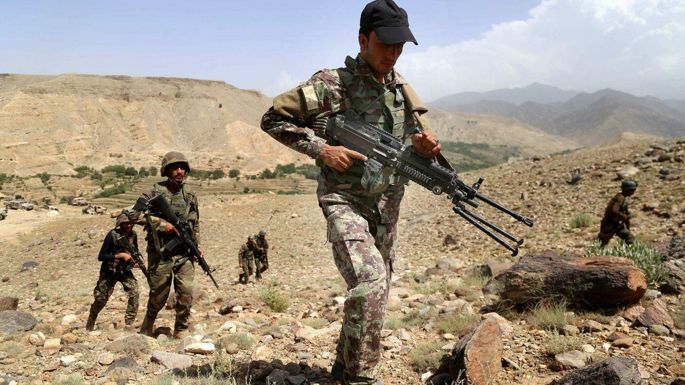 Agenti delle forze di sicurezza afghane nei pressi di Tora Bora