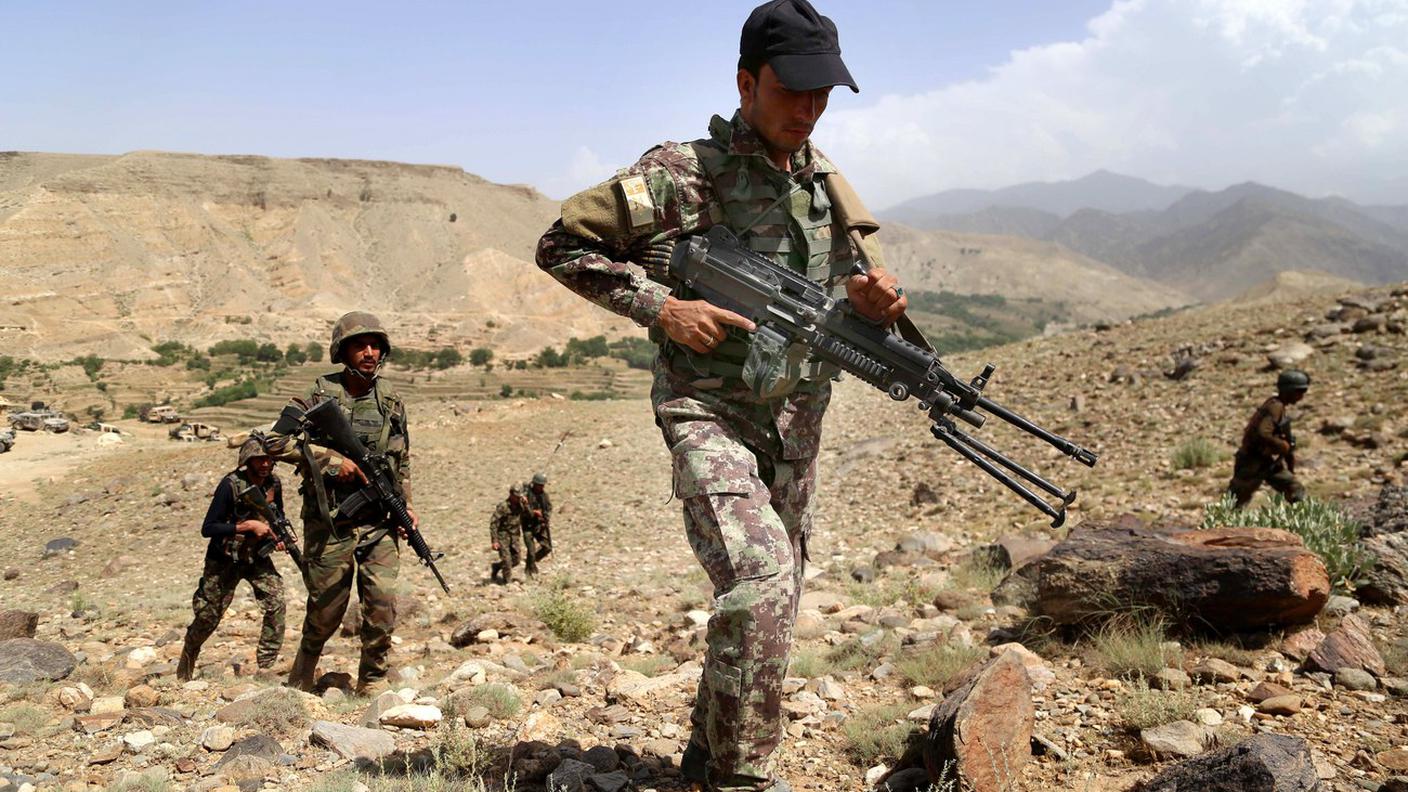 Agenti delle forze di sicurezza afghane nei pressi di Tora Bora