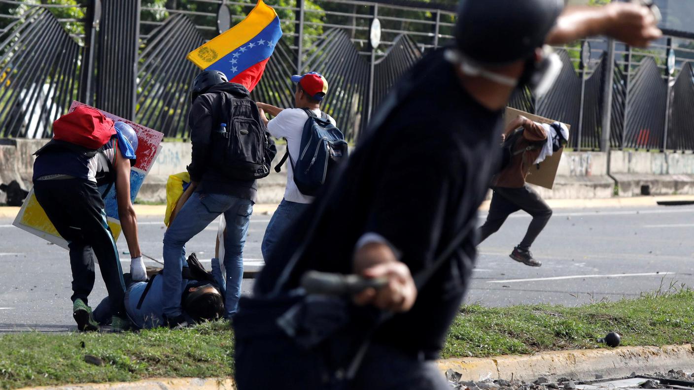 I disordini scoppiati giovedì davanti alla base aerea di La Carlota a Caracas