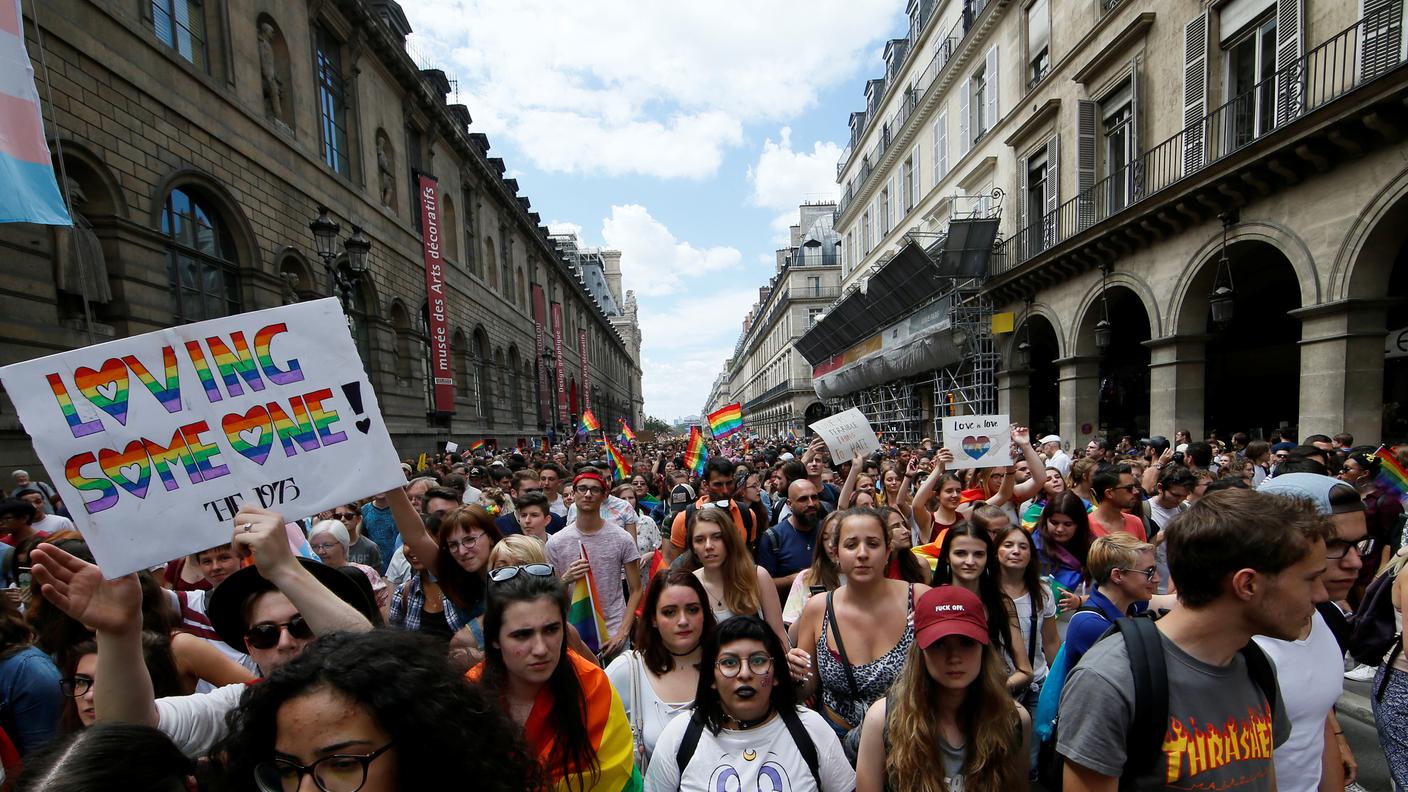 Onda arcobaleno anche a Parigi