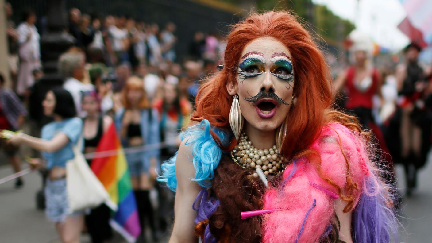 Onda arcobaleno anche a Parigi