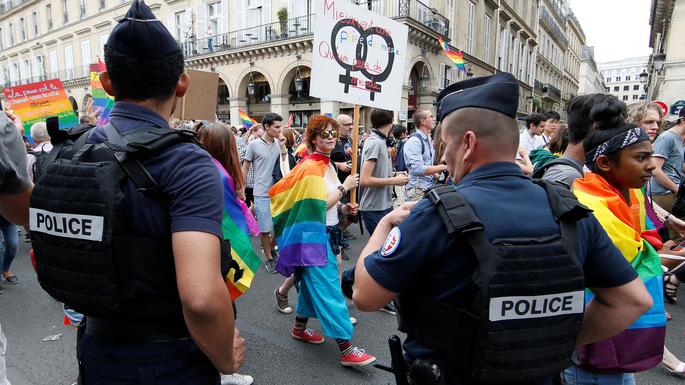 Onda arcobaleno anche a Parigi