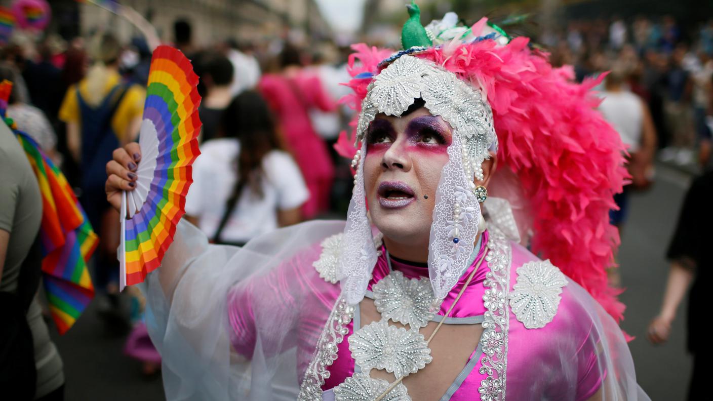 Onda arcobaleno anche a Parigi