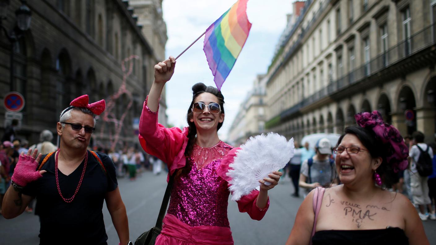 Onda arcobaleno anche a Parigi