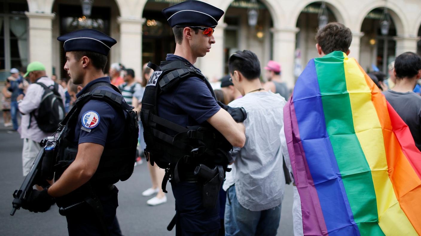 Onda arcobaleno anche a Parigi