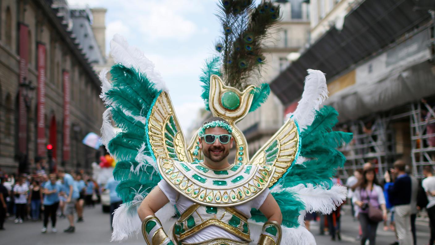 Onda arcobaleno anche a Parigi